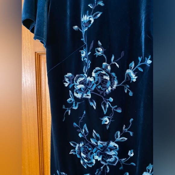 WHITE HOUSE BLACK MARKET Embroidered Stretch Velvet Dress Size Small Blue Black - Picture 3 of 9